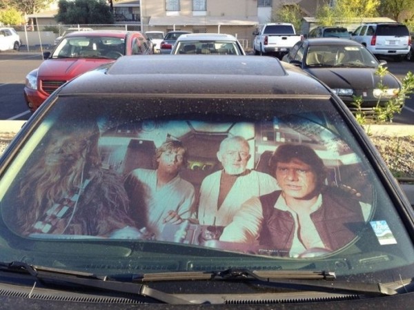 BootUS Star Wars Millennium Falcon Crew Pare-soleil de voiture Protection  UV Bouclier de pare-brise de voiture Glacière (grand) : : Auto