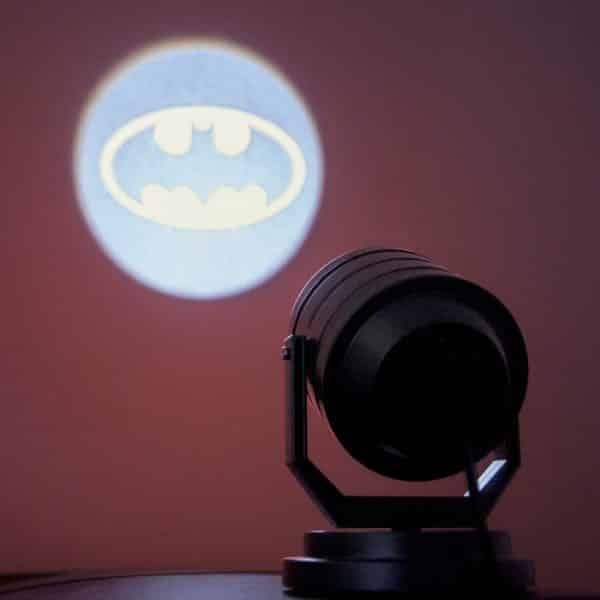 Un réveil Batman qui projette le Bat-Signal sur un mur