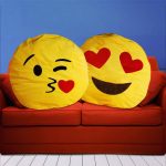 coussin-emoticones-xxl-bisous-coeur