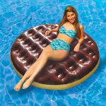 maxi-matelas-gonflable-gateau-au-chocolat (1)