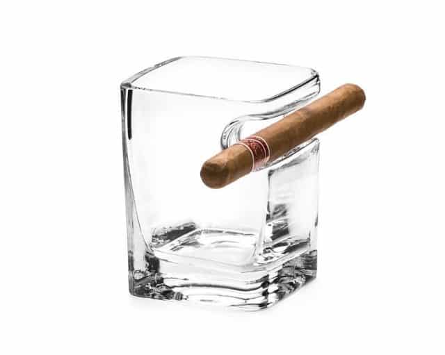 verre whisky porte cigare