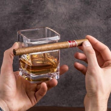 verre whisky porte cigare