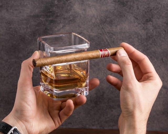 verre whisky porte cigare